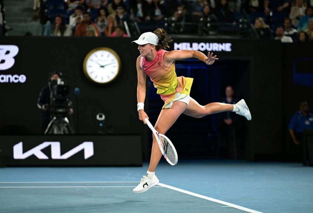 muchova-swiatek-wta-indian-wells Iga Świątek w trakcie wymiany tenisowej.