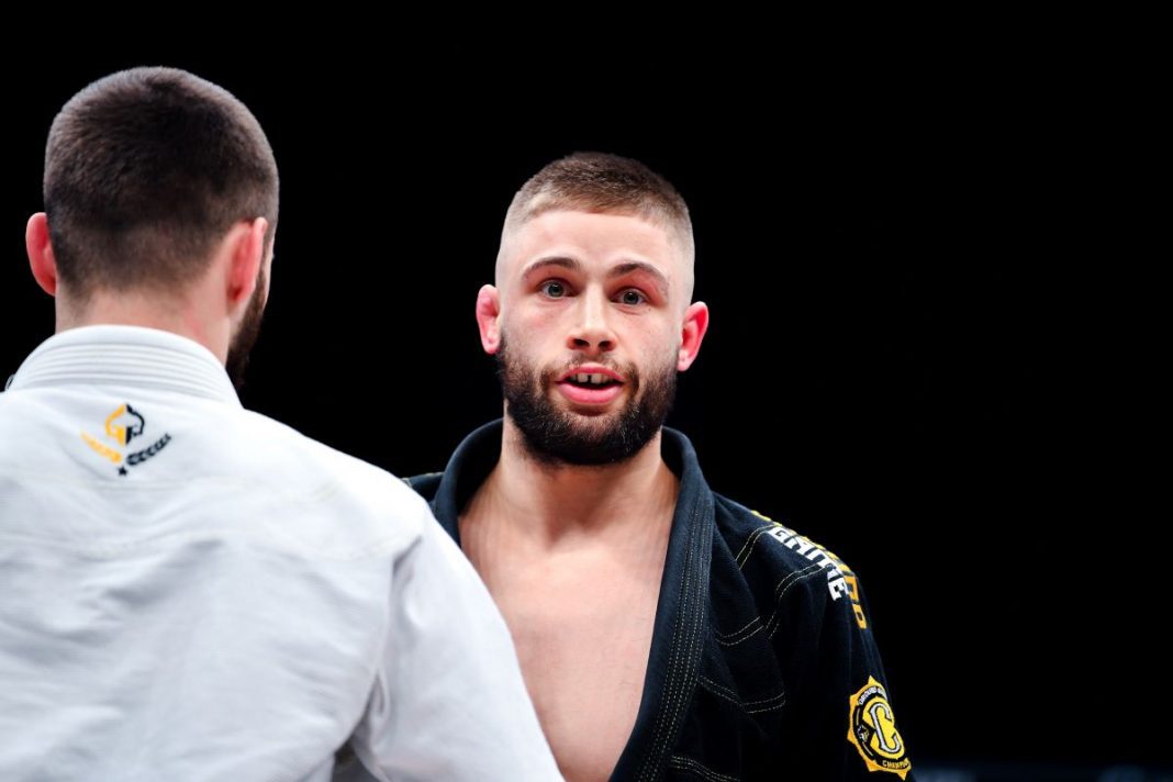 Piotr Kacprzak na zbliżeniu.