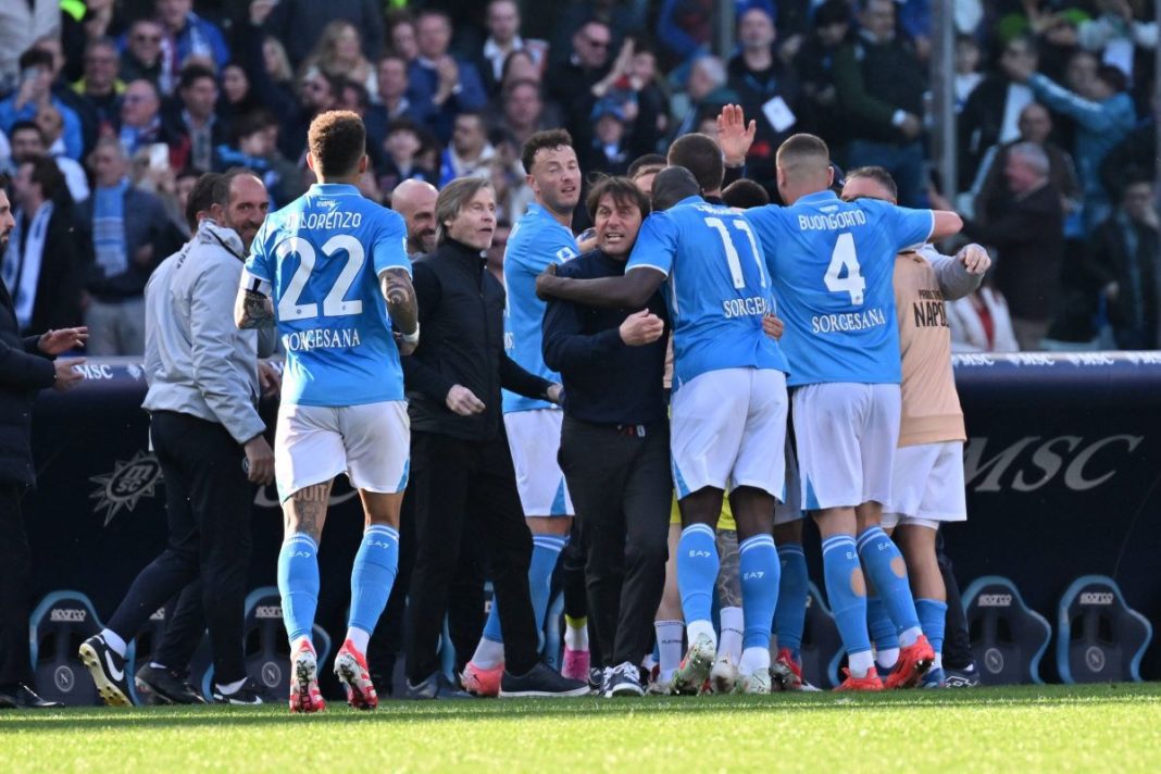 napoli-milan-typy-kursy-bonus Radość piłkarzy Napoli.