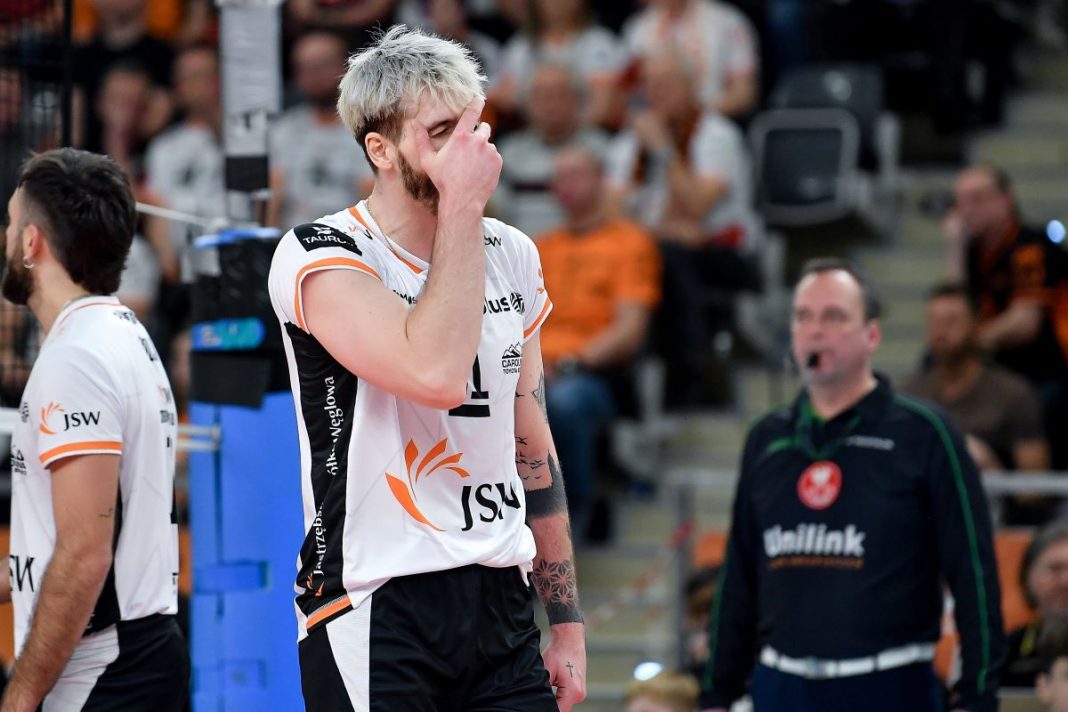 olympiakos-jastrzebski-liga-mistrzow Tomasz Fornal zakrywający twarz.