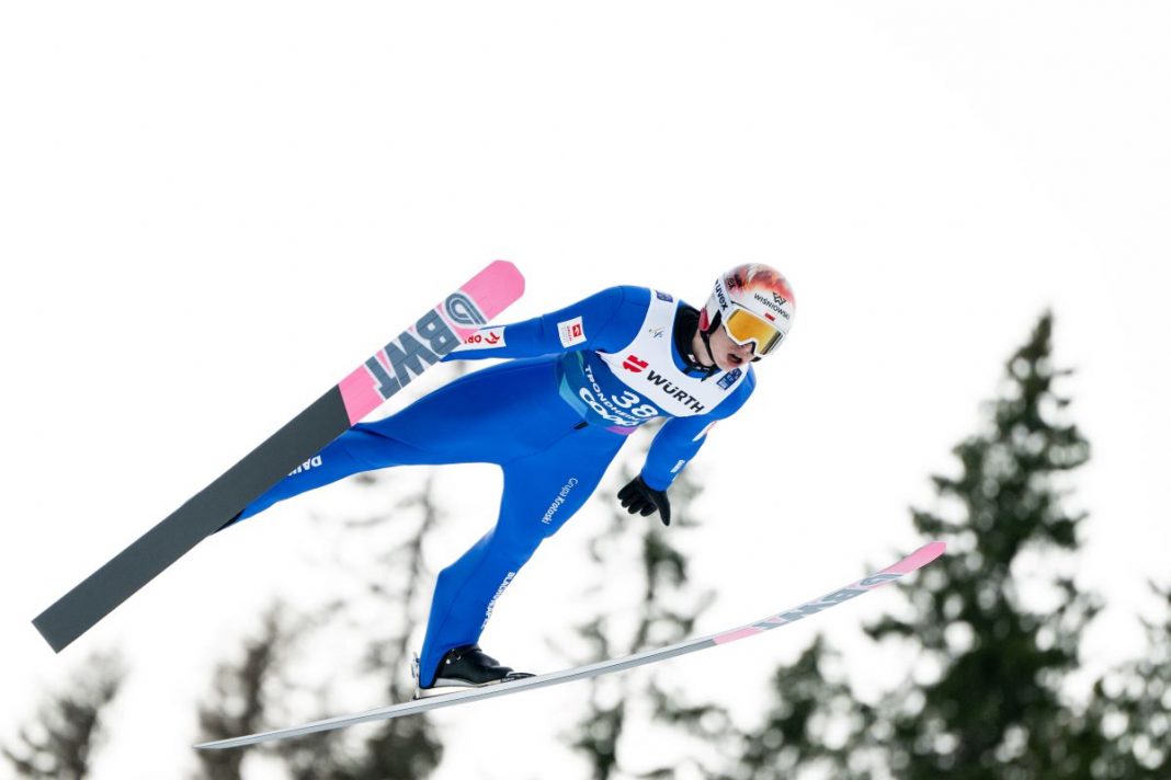 Paweł Wąsek w trakcie skoku.