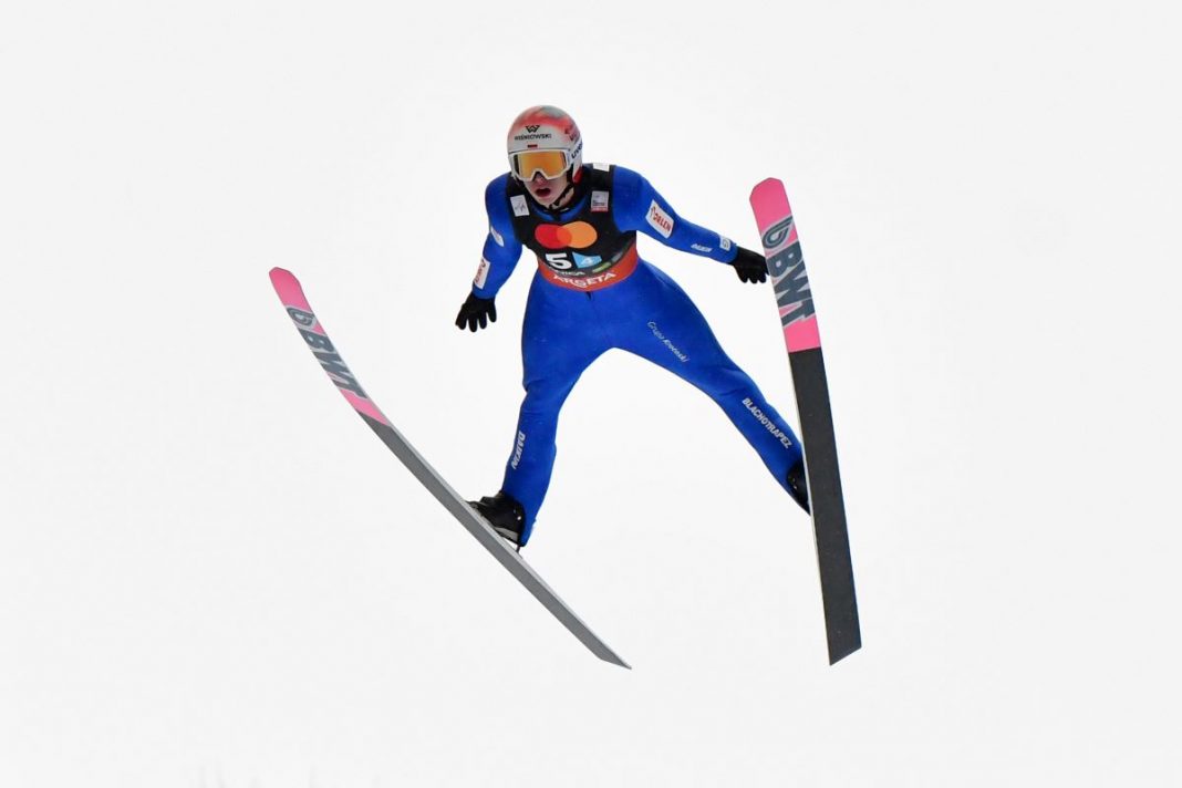 Paweł Wąsek w trakcie lotu.