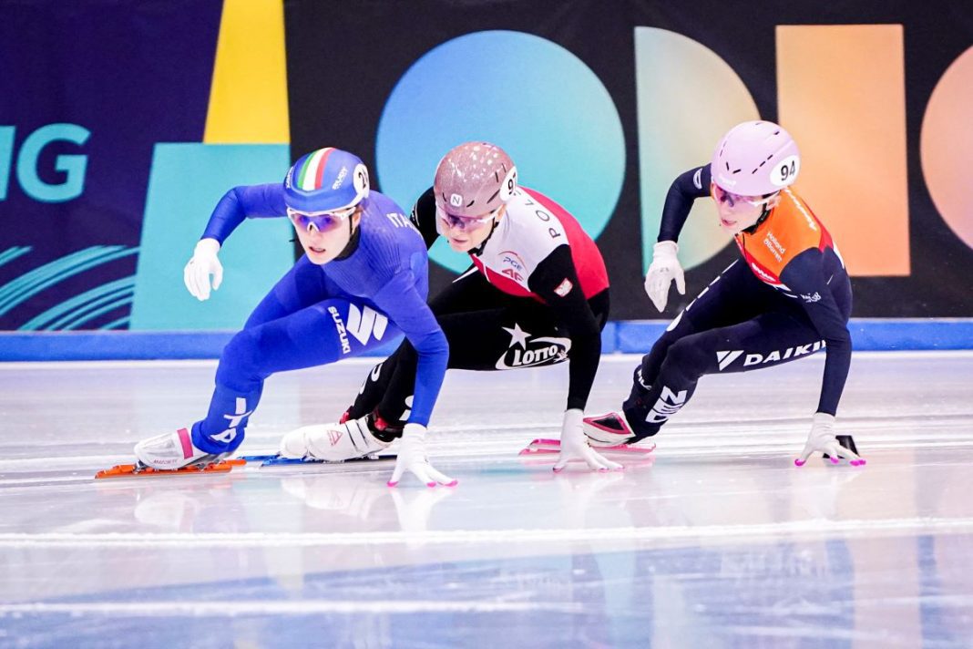 polki-wicemistrzostwo-swiata-short-track Natalia Maliszewska w trakcie rywalizacji na lodowisku.