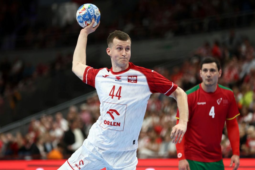 polska-portugalia-el-me-pilka-reczna Mikołaj Czapliński oddający rzut.