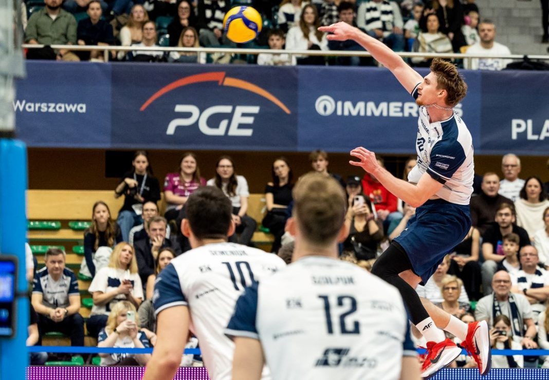 projekt-warszawa-halkbank-liga-mistrzow Linus Weber wykonujący atak.