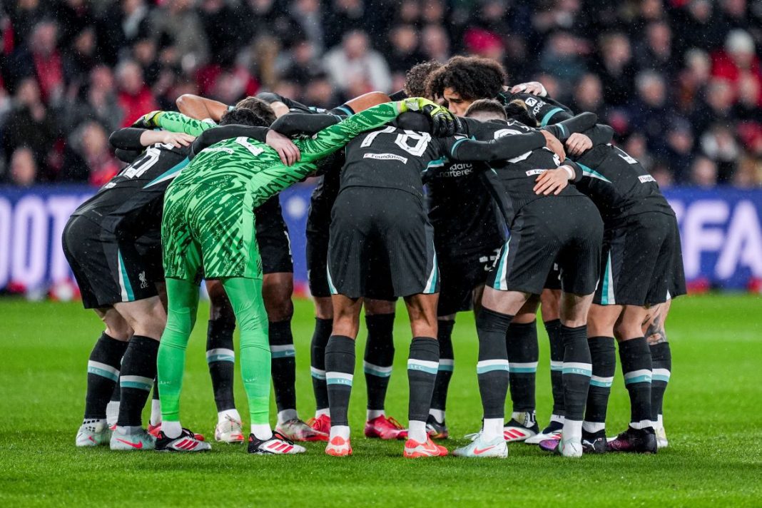 psg-liverpool-typy-kursy-bonus Piłkarze Liverpoolu w kółeczku przed meczem.