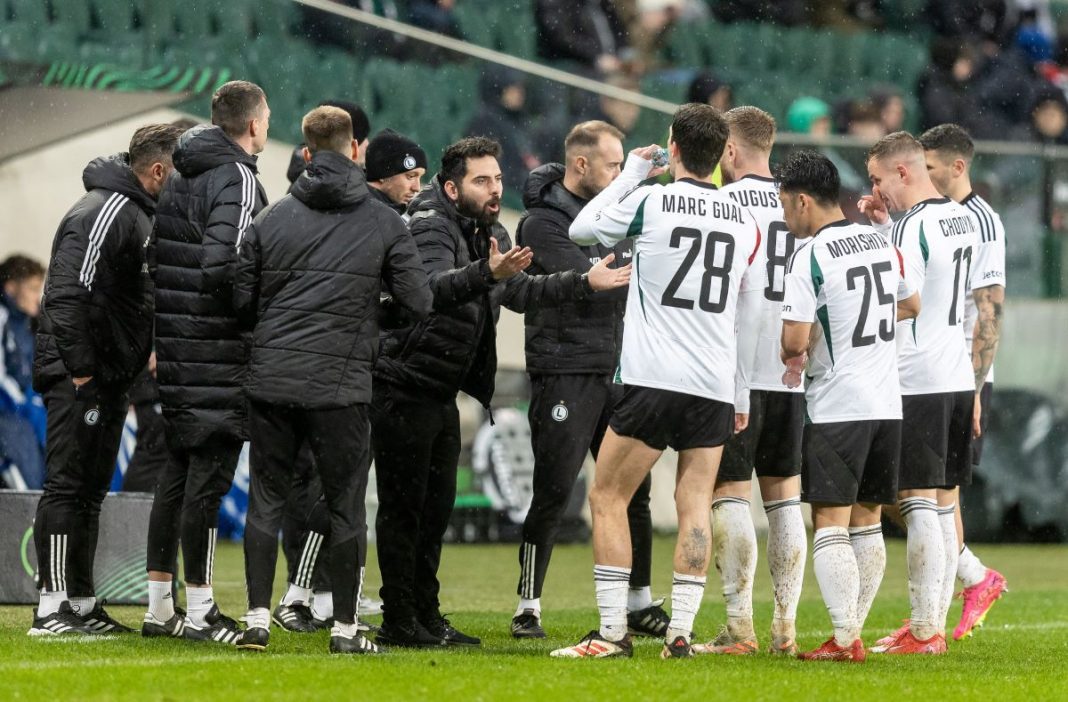 ruch-legia-typy-kursy-bonus Goncelo Feio dający wskazówki graczom Legii przy linii bocznej.
