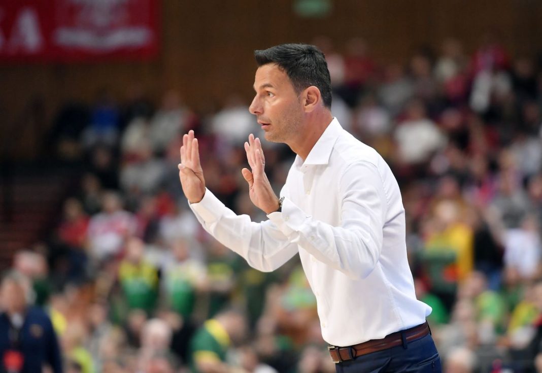 Trener Igor Milicić w trakcie meczu.