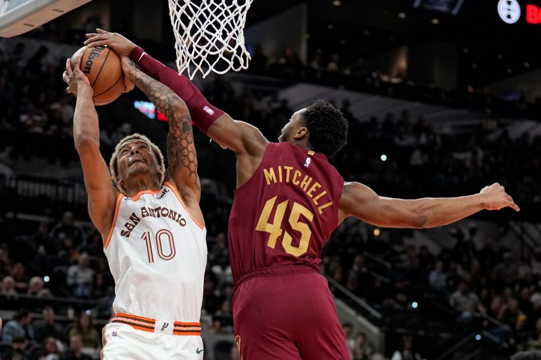 Sochan robiący wsad przy rywalu.