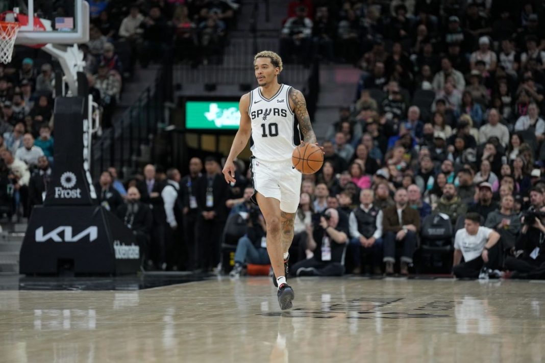 Sochan z piłką na parkiecie.