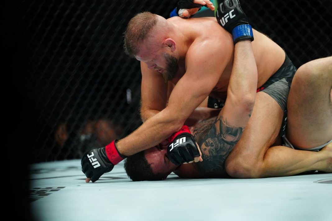 tybura-blachowicz-ufc-londyn Marcin Tybura w trakcie walki MMA.