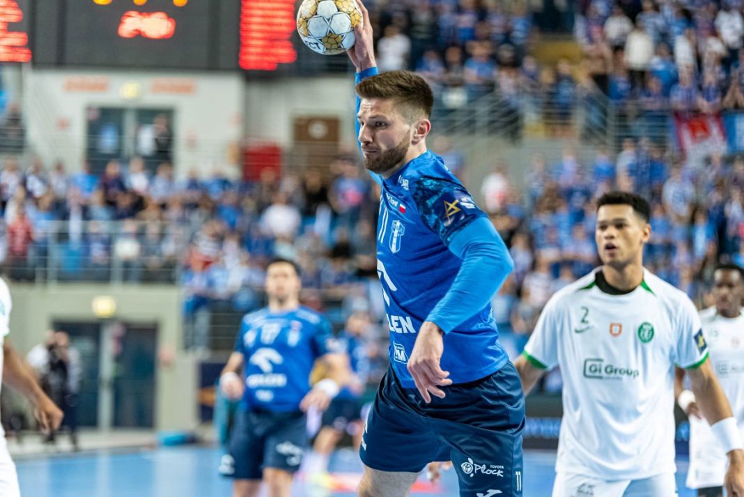 Marcel Sroczyk oddający rzut.