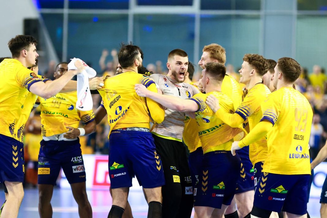 Radość piłkarzy ręcznych Industrii Kielce.