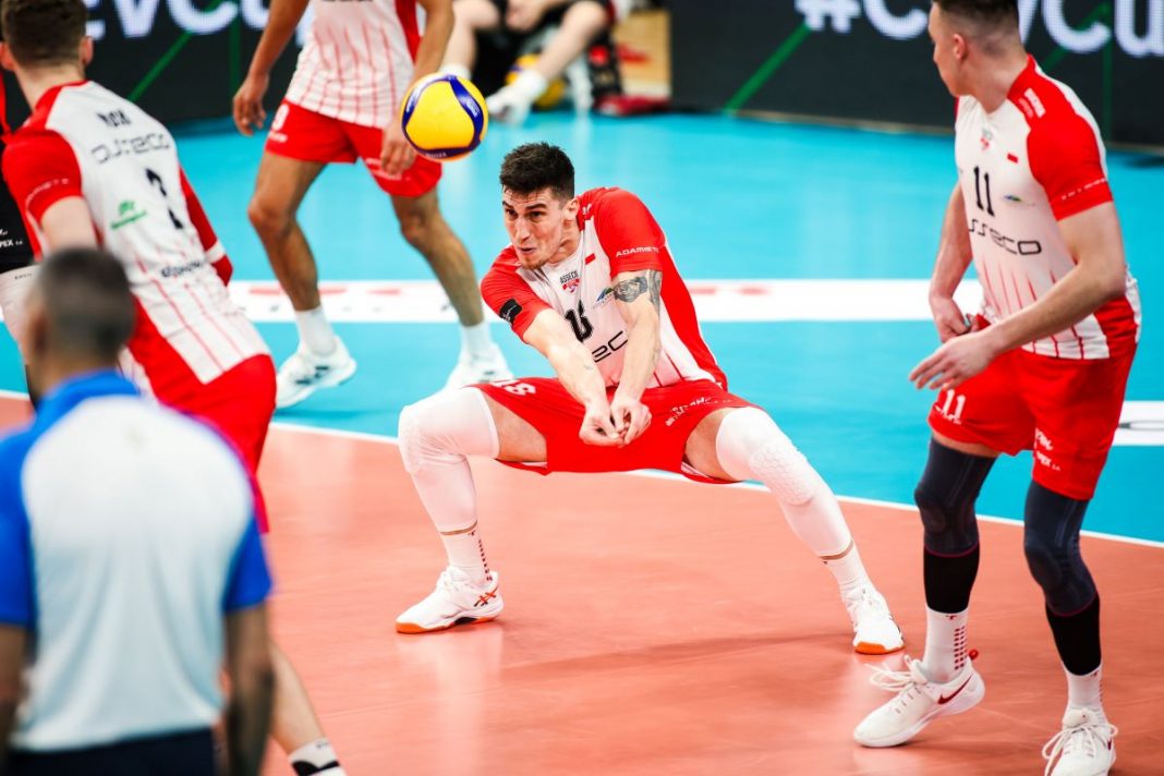 asseco-resovia-ziraat-puchar-cev Klemen Cebulj przyjmujący piłkę.