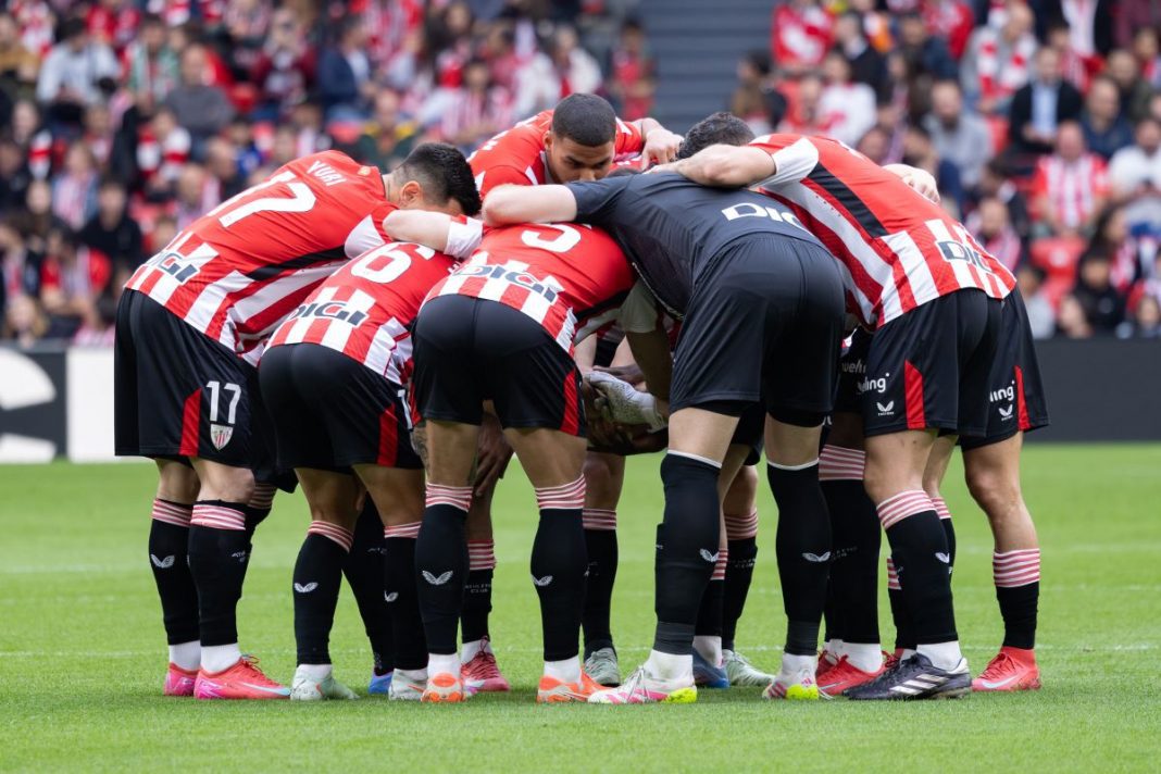 Piłkarze Athletiku Bilbao w kółeczku.