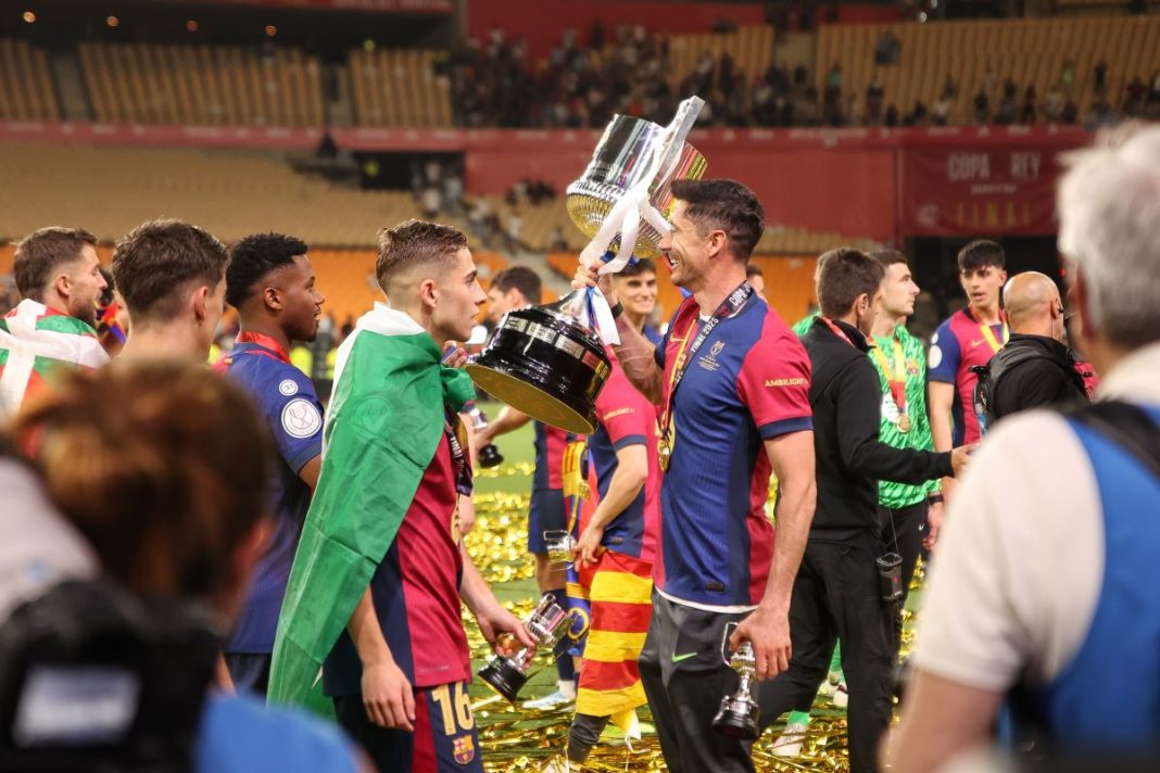 Robert Lewandowski z trofeum za Puchar Króla.