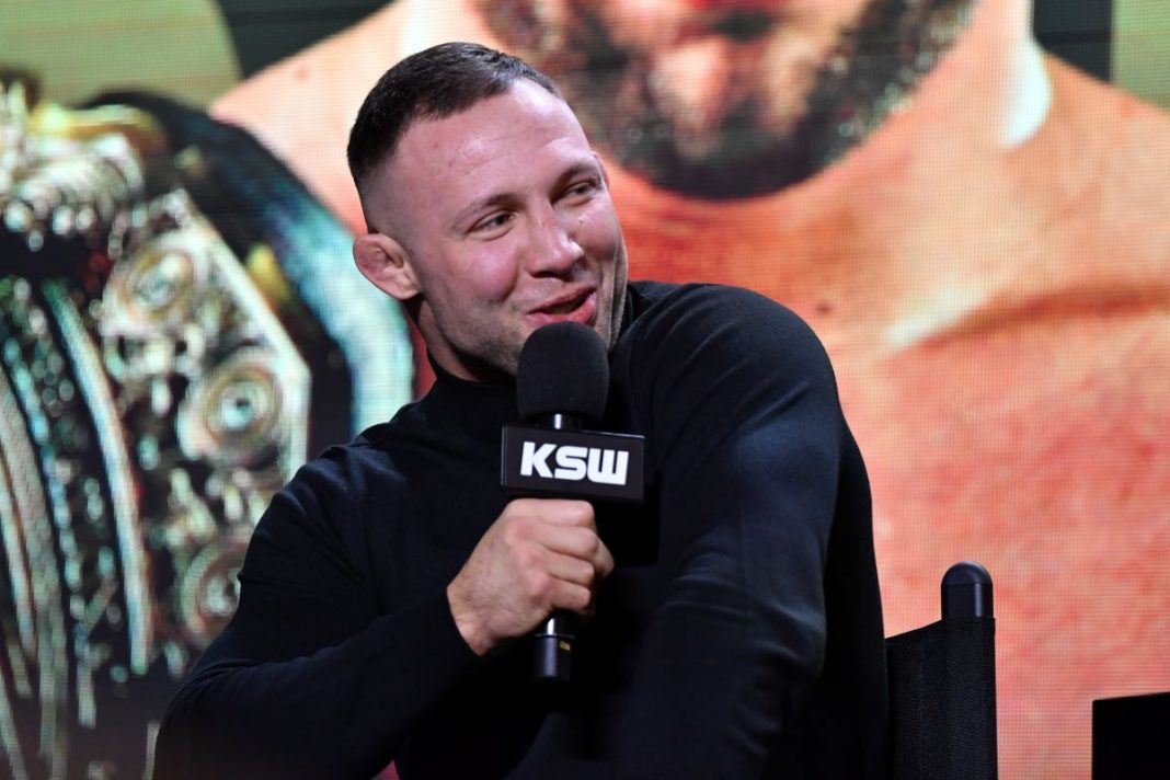 Adrian Bartosiński na konferencji prasowej.