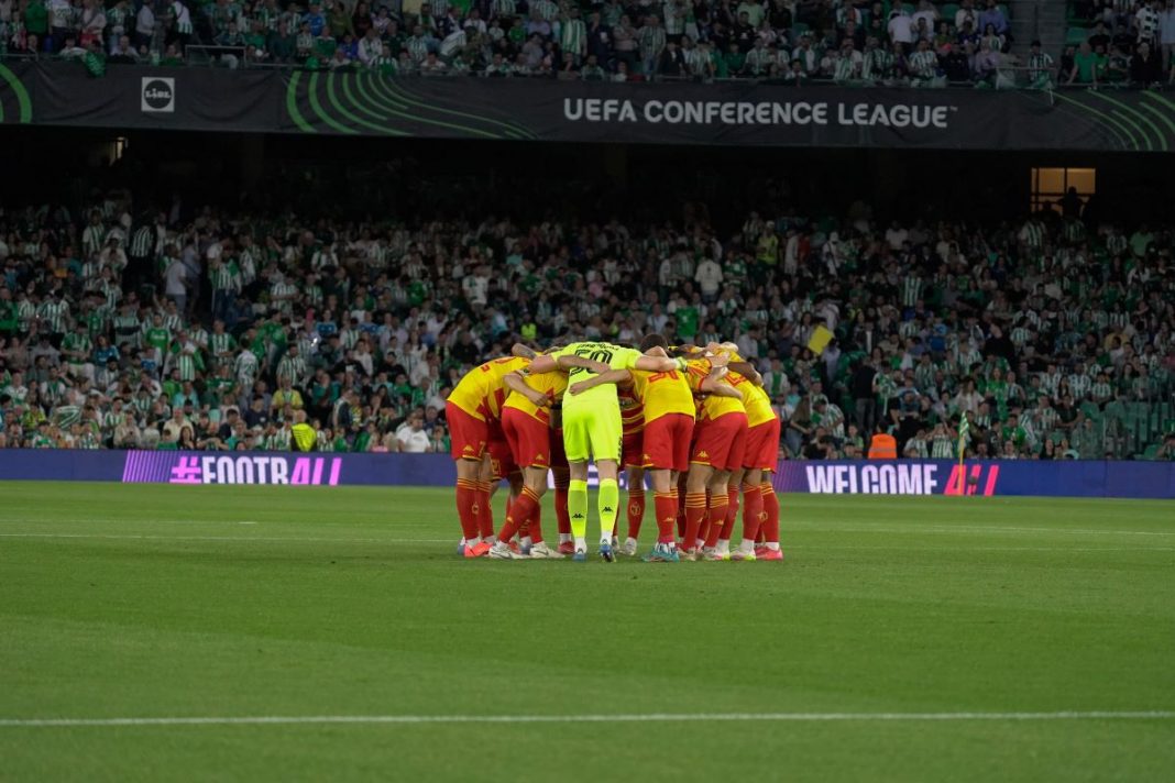 Piłkarze Jagiellonii w kółeczku przed meczem.