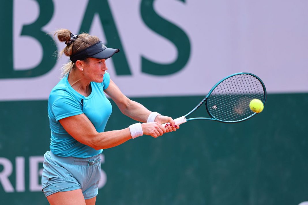 bouzkova-kawa-wta-bogata Katarzyna Kawa w trakcie wymiany tenisowej.
