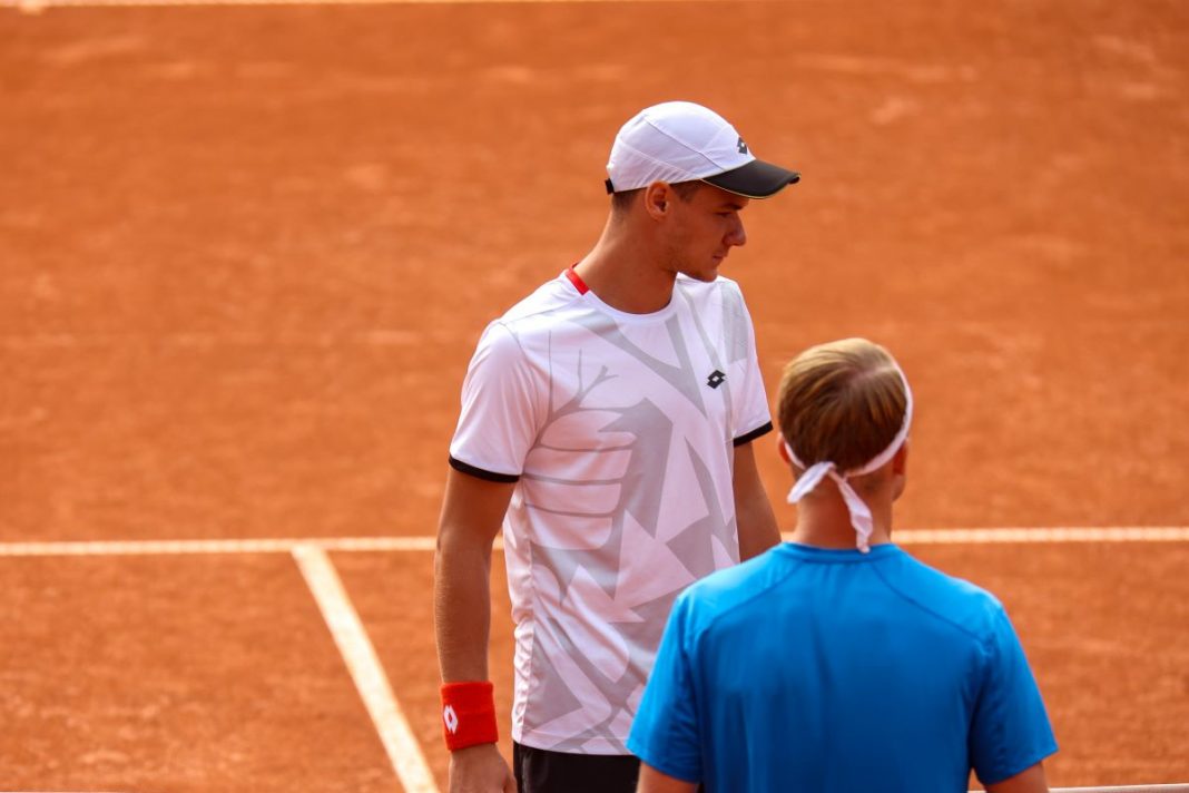 Kamil Majchrzak na korcie ziemnym.