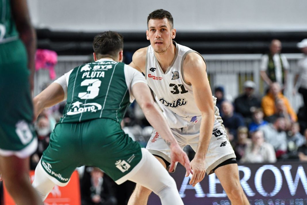 Nikola Radicevic przy piłce.