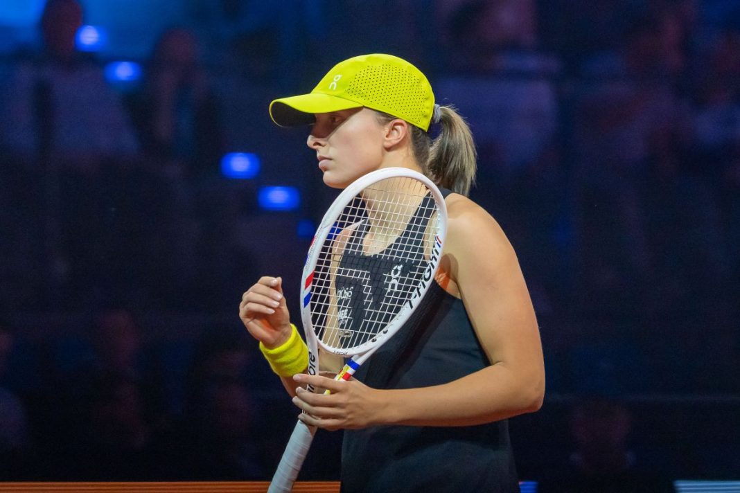 Iga Świątek z zaciśniętą pięścią w geście triumfu.