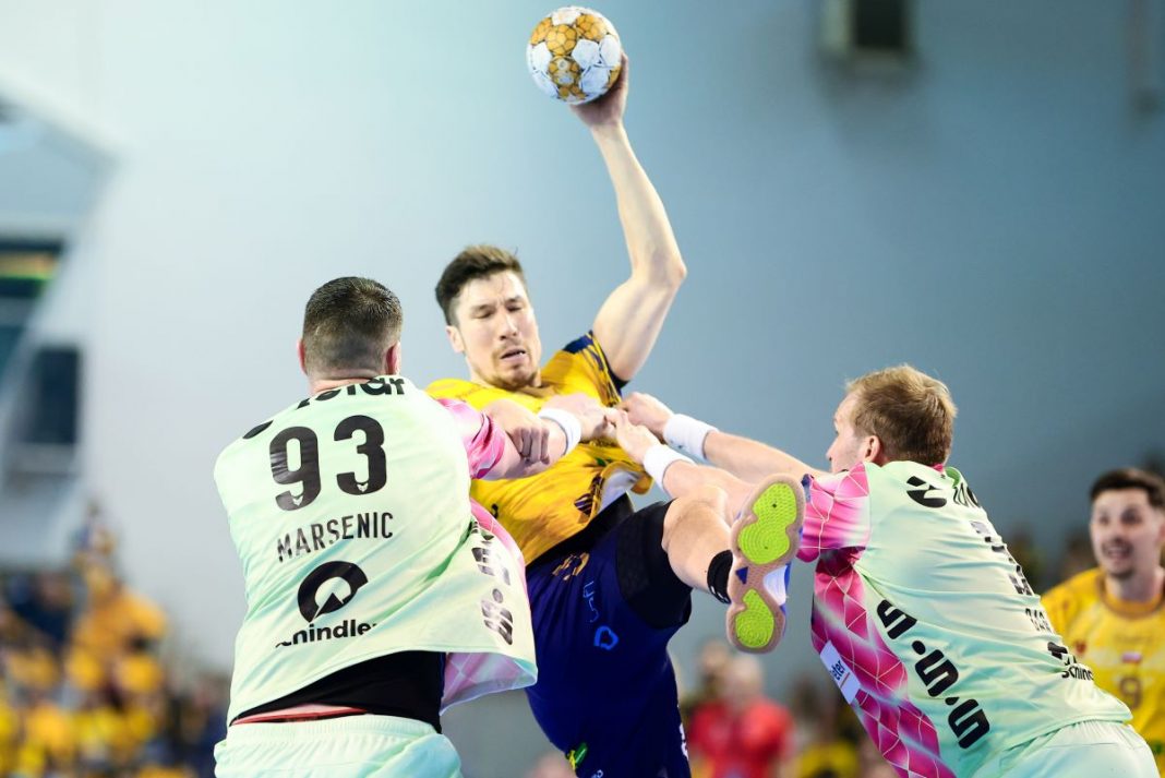 fuechse-industria-kielce-liga-mistrzow Alex Dujszebajew powstrzymywany przez rywali.