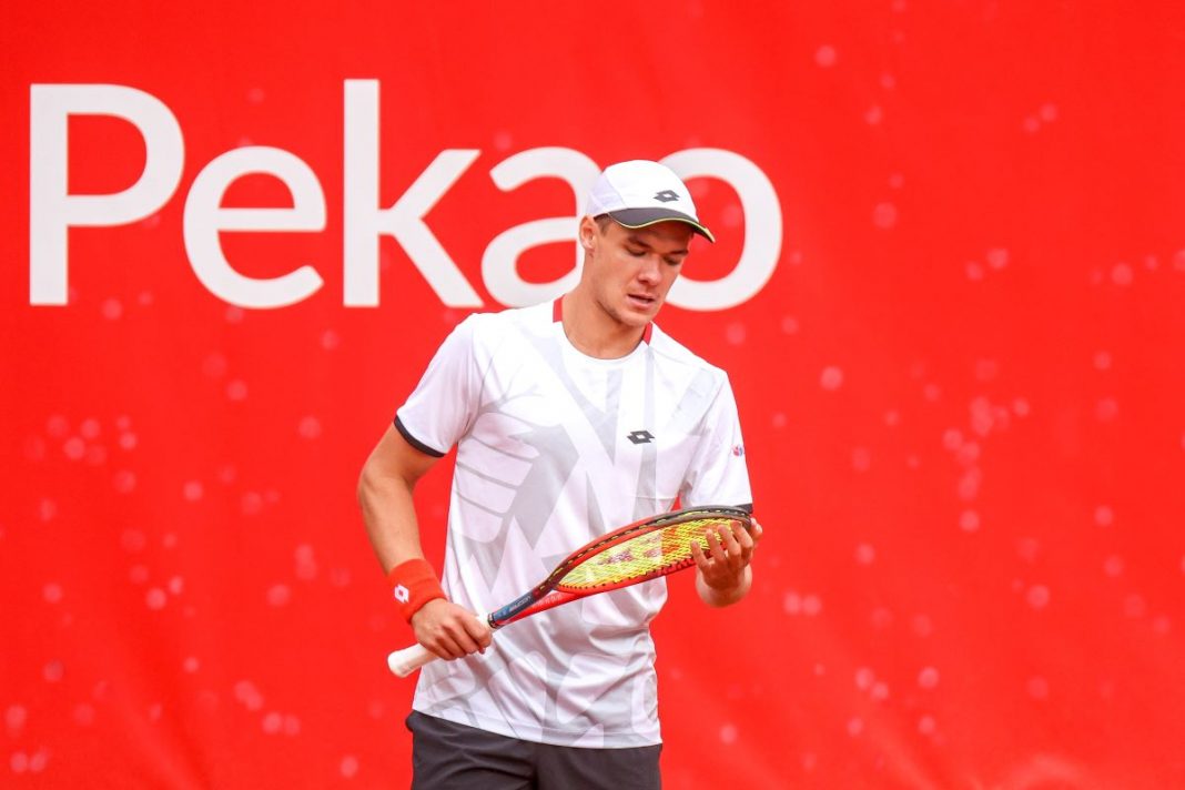 Kamil Majchrzak na korcie w trakcie meczu.