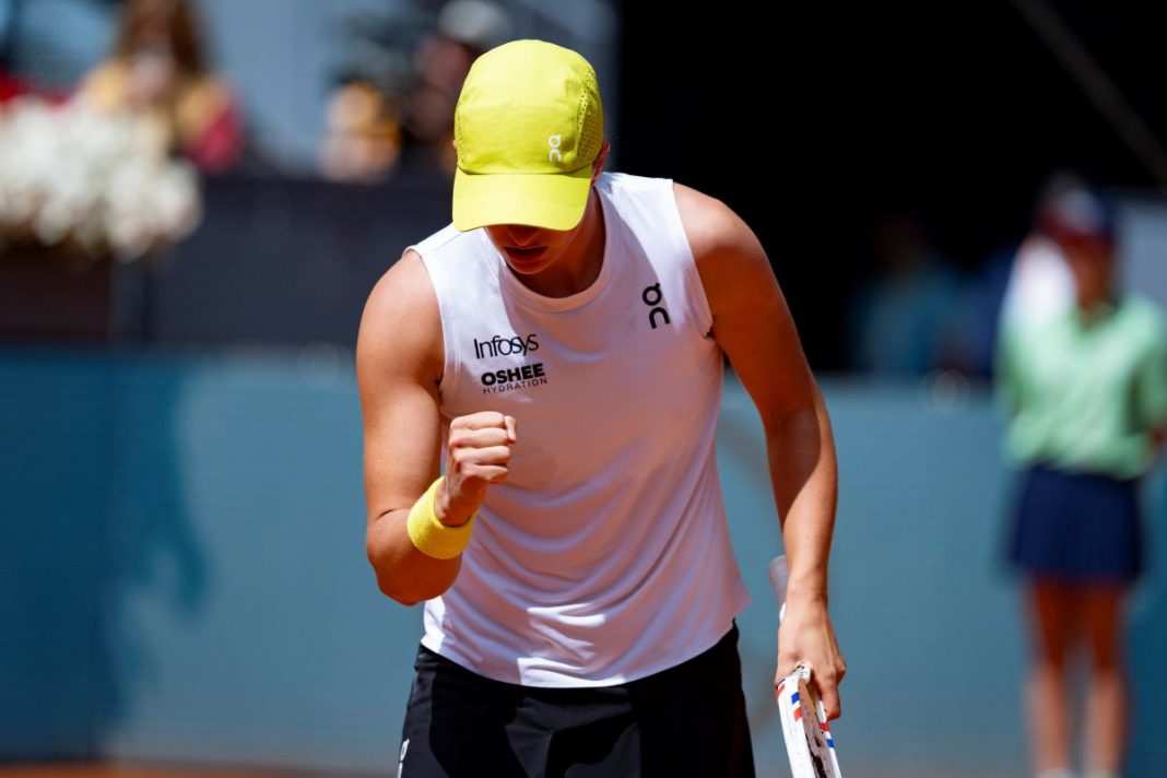 keys-swiatek-wta-madryt Gest radości Igi Świątek po wygranej piłce.