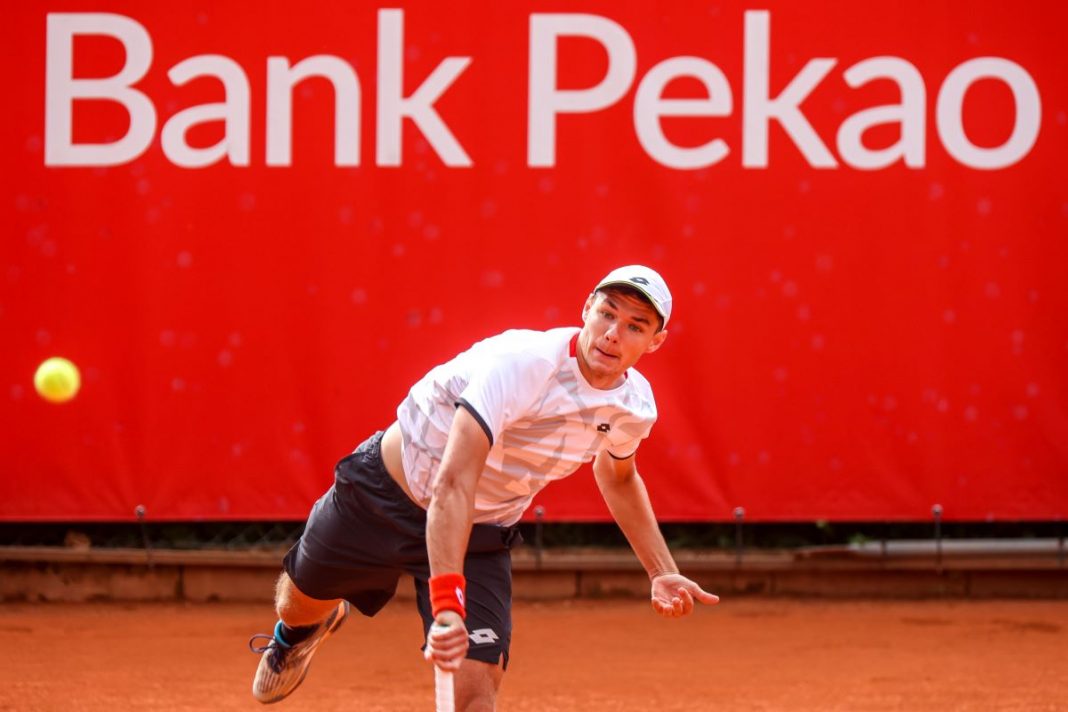 Kamil Majchrzak w trakcie serwisu.