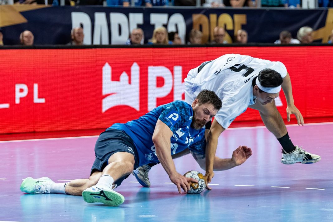 nantes-wisla-plock-liga-mistrzow Terzic Mirsad walczący o piłkę w parterze.