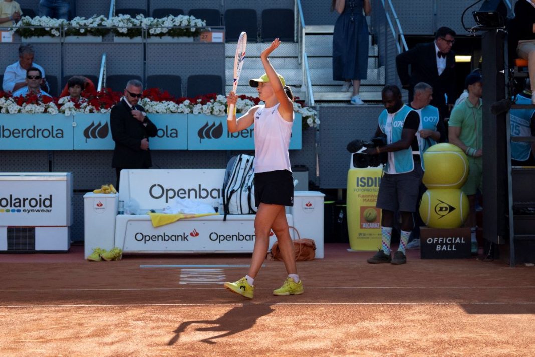 noskova-swiatek-wta-madryt Iga Świątek dziękująca kibicom po meczu.