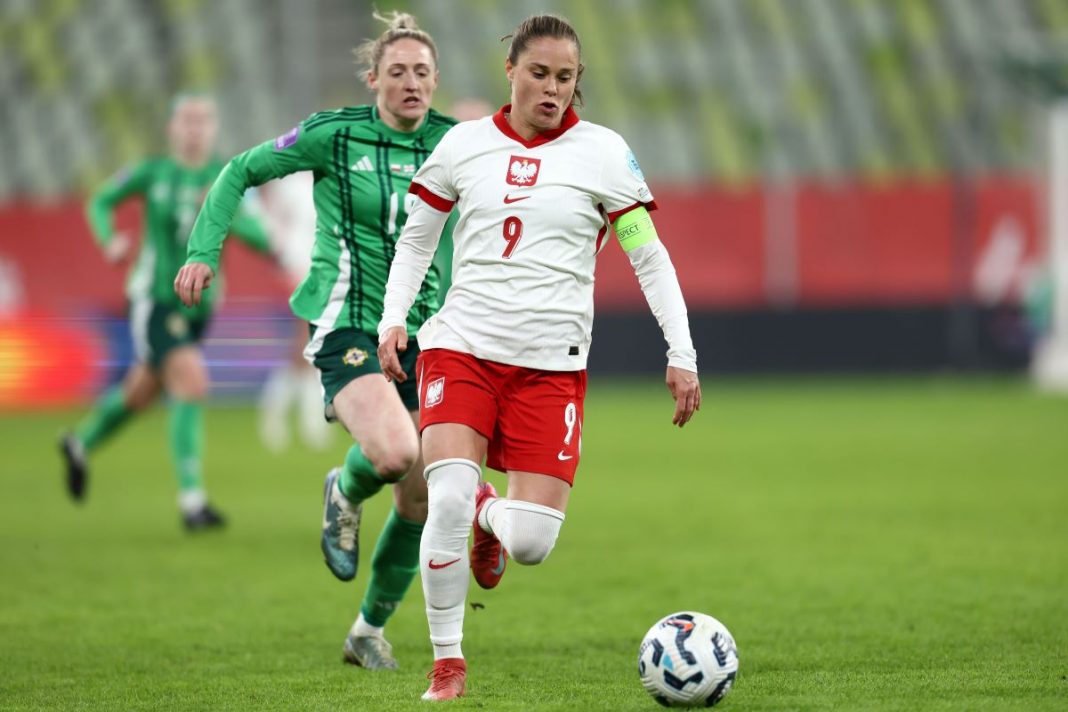 polska-bosnia-liga-narodow-kobiet Ewa Pajor przy piłce.