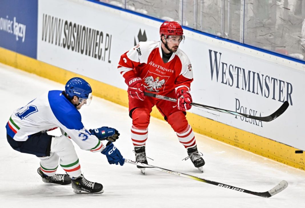 polska-japonia-ms-hokej Olaf Bizacki w trakcie meczu.