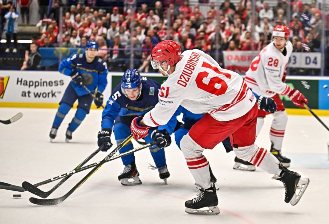 Krystian Dziubinski w trakcie meczu hokejowego.