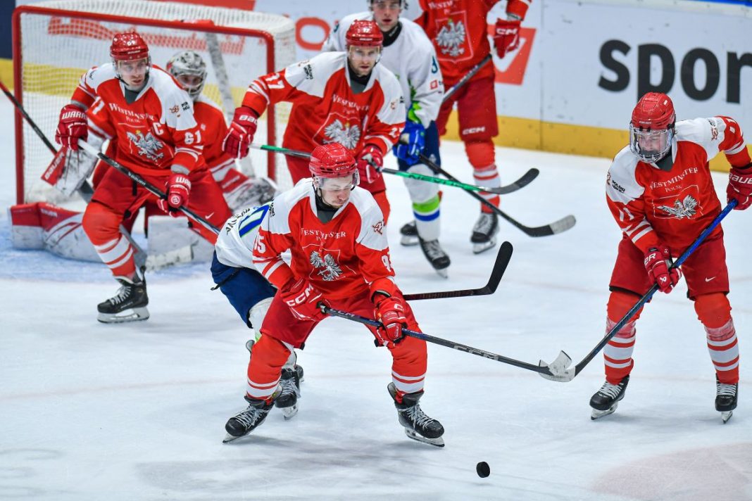 Polscy hokeiści na lodowisku.