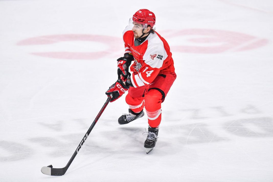 Dominik Paś przy krążku na lodowisku.