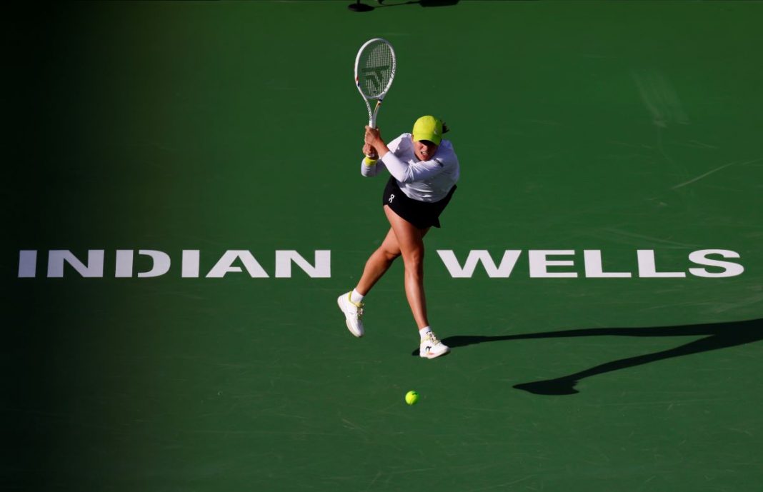 swiatek-nie-zagra-billie-jean-king Iga Świątek w trakcie wymiany tenisowej.