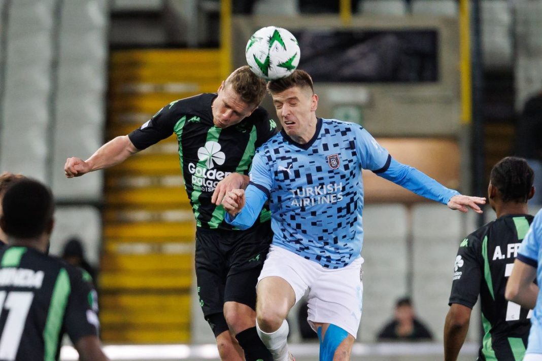 Krzysztof Piątek walczy o piłkę