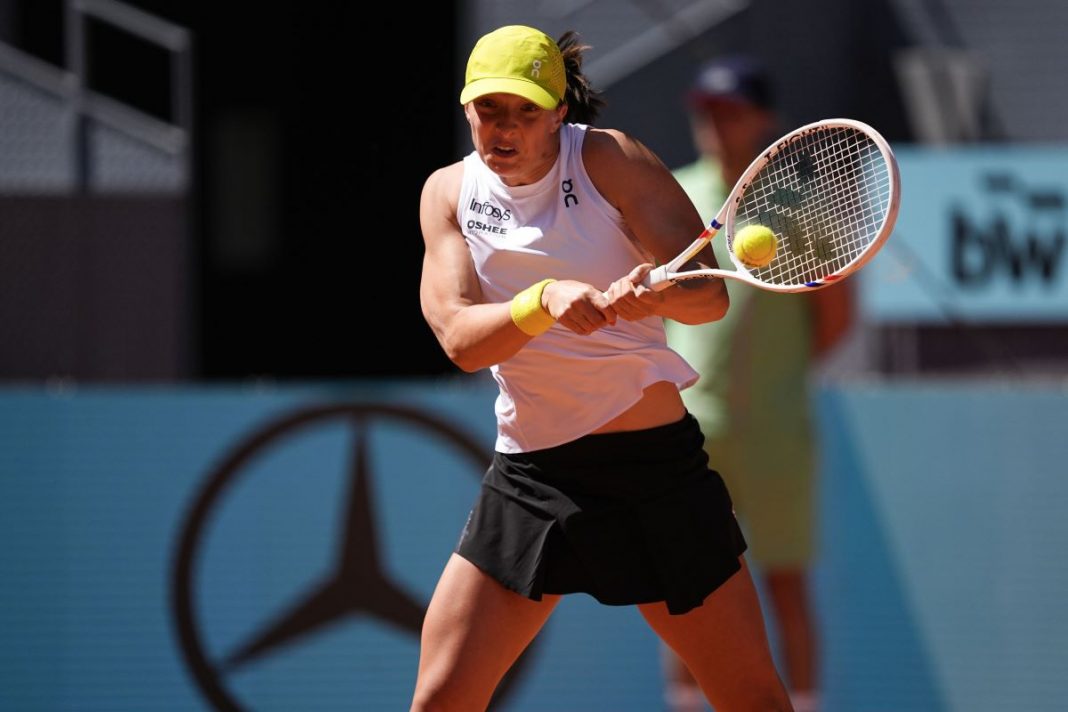 Iga Świątek w trakcie wymiany tenisowej.