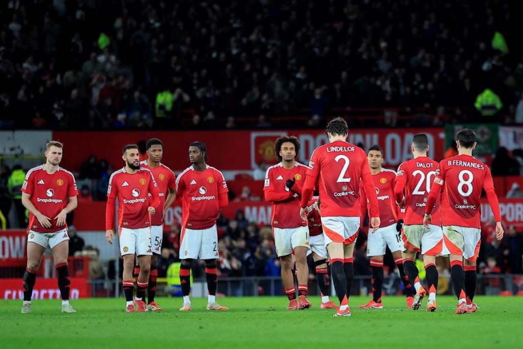 united-city-typy-kursy-bonus Piłkarze Manchesteru United na boisku.