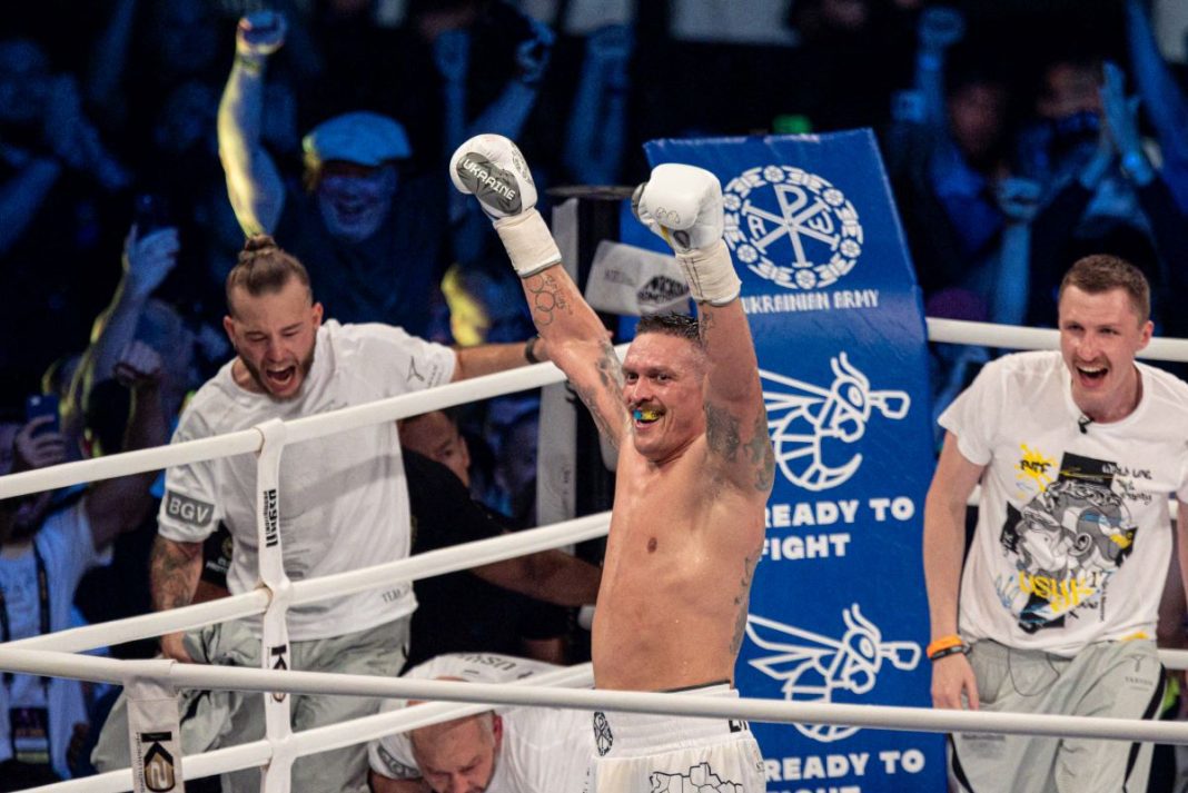 usyk-dubois-2-lipiec-wembley Radość Oleksandra Usyka po zwycięstwie.