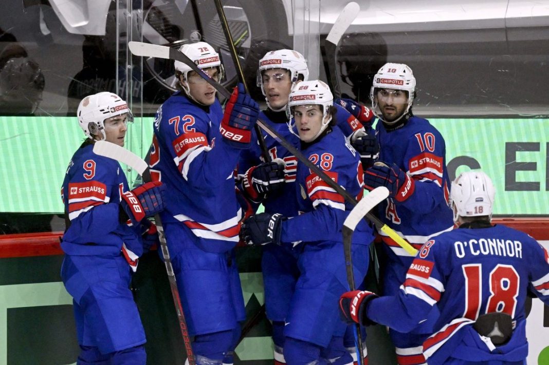 Radość hokeistów USA.