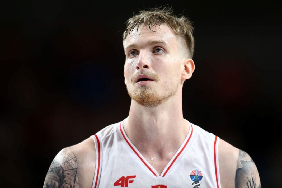 Aleksander Balcerowski na zbliżeniu.