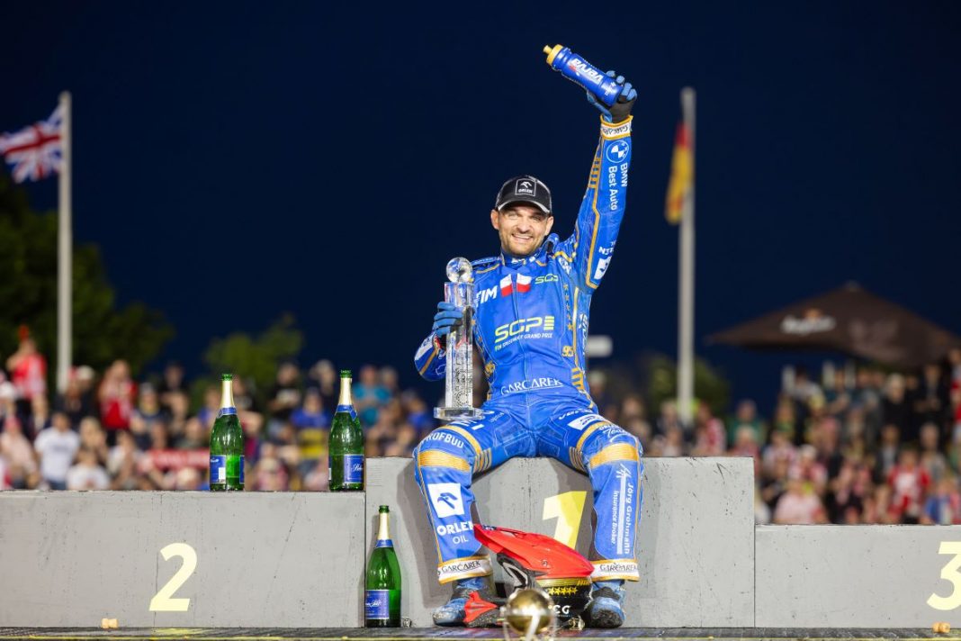 Bartosz Zmarzlik z trofeum za zwycięstwo w GP Czech.