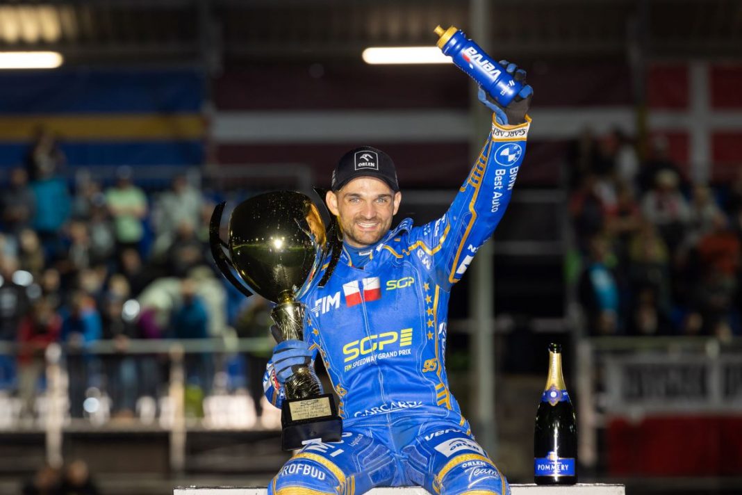 Bartosz Zmarzlik z trofeum za GP Niemiec.