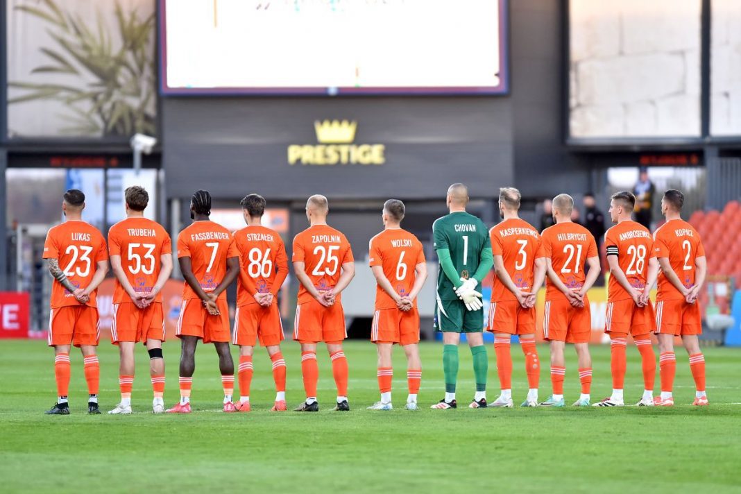 Piłkarze Bruk-Betu przed meczem na boisku.
