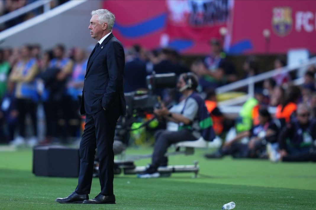 Carlo Ancelotti przy ławce trenereskiej.