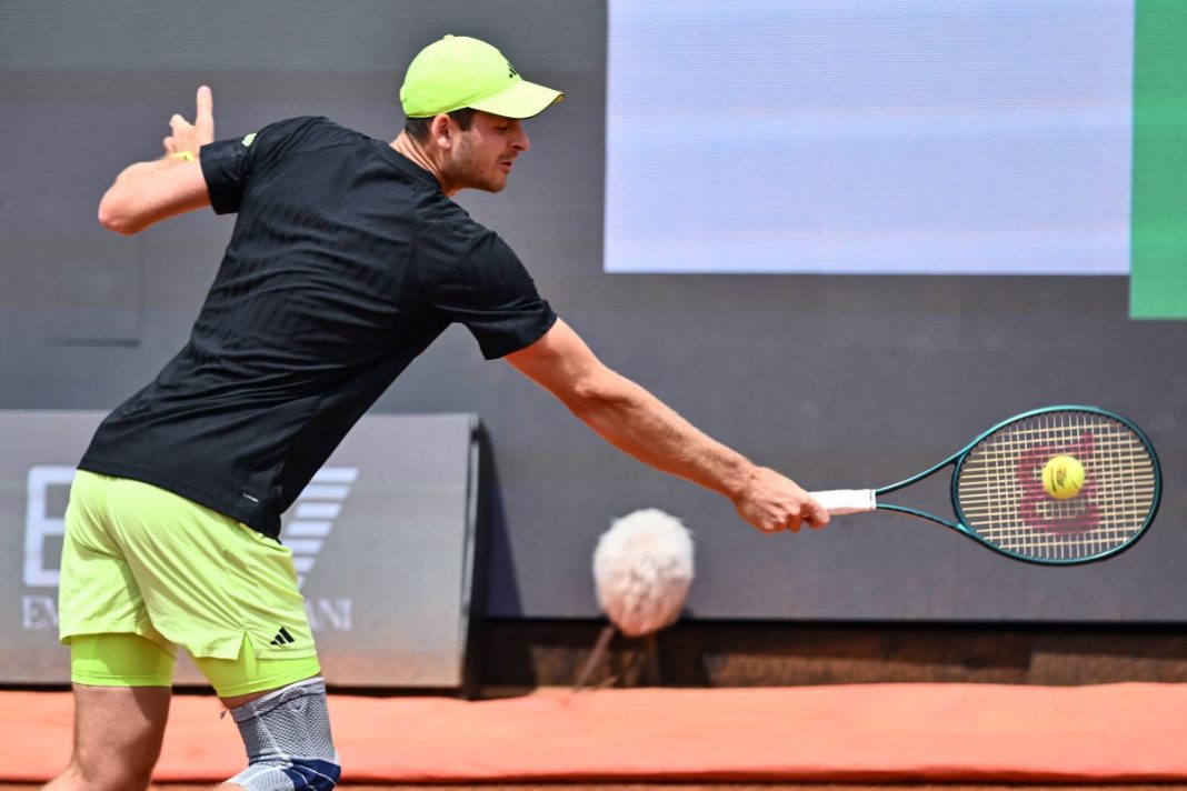 Hubert Hurkacz w trakcie wymiany na korcie ziemnym.