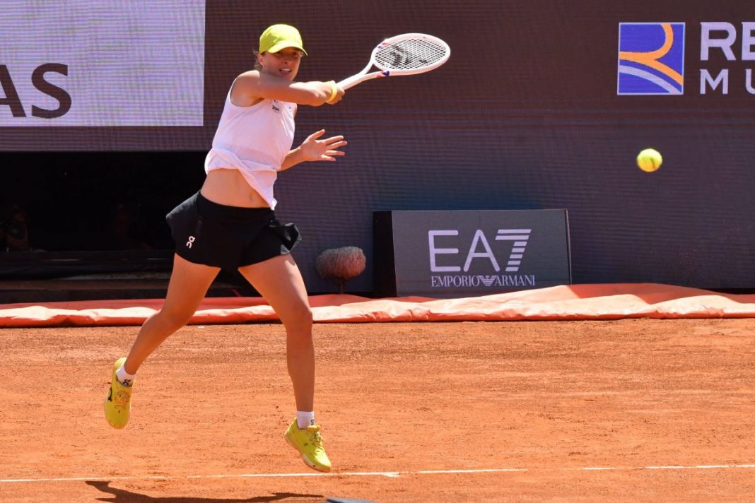 Iga Świątek w trakcie wymiany tenisowej.